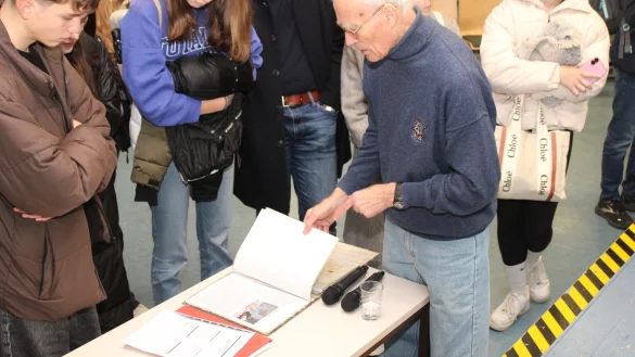 Thomas Gabelin zeigt den Sch&uuml;lern Relikte unter anderem aus "Theresienstadt". - &copy; Kyrill von Matuschka