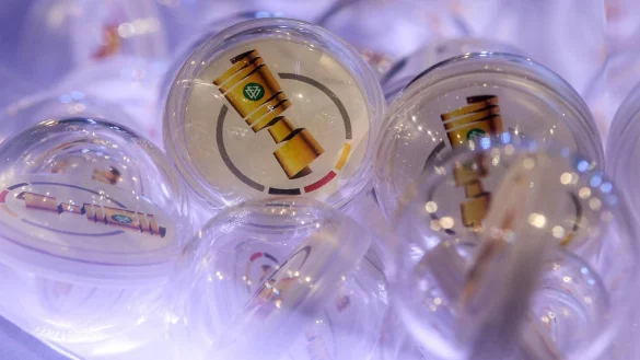 Insgesamt 64 Kugeln befinden sich bei der Erstrunden-Auslosung in den beiden Trommeln. - © imago images / MaBoSport