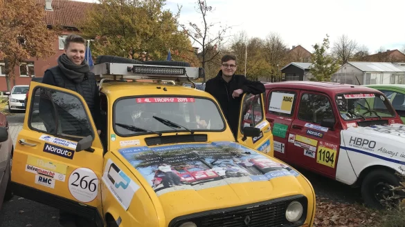 Nostalgie und Abenteuer: Pascal Nunne (rechts) und "Co-Pilot" Leander Heimann machen sich mit diesem alten Renault 4 im Februar auf durch die W&uuml;ste. - &copy; R4 Team Westfalen