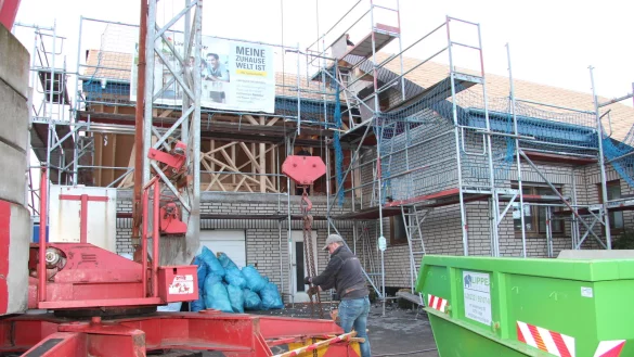 Die Arbeiten zum Wiederaufbau haben begonnen: Die Dachdeckerfirma erstellt den Dachstuhl f&uuml;r das beim Brand Mitte Dezember unbewohnbar gewordene Geb&auml;ude. Die Familie - wie hier Martin Eichhorn - hilft tatkr&auml;ftig mit.&nbsp; - &copy; Cordula Gr&ouml;ne