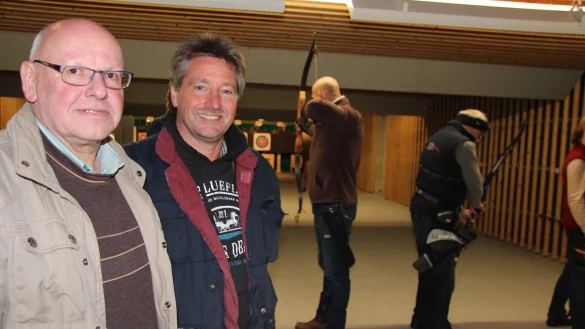 Neues Führungsduo: Fred Meier (links) und Detlef Bollhöfer im Schießstand. Die Anlage ist gerade auf den neuesten Stand der Technik gebracht worden. Im Hintergrund trainieren die Bogenschützen. - © Kantelberg
