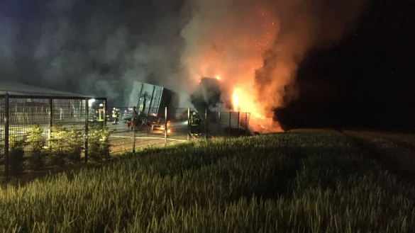 In Herringhausen standen mehrere Strohballen in Brand. - &copy; Feuerwehr Herford