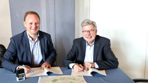 Vertrag: Sewekom-Gesch&auml;ftsf&uuml;hrer Kai-Timo Wilke (links) und B&uuml;rgermeister Gerhard Schemmel unterzeichnen den sogenannten Zuwendungsvertrag, mit dem die Sewekom die Zusage &uuml;ber rund 270.000 Euro aus der Gemeindekasse erh&auml;lt. - &copy; Thomas Dohna