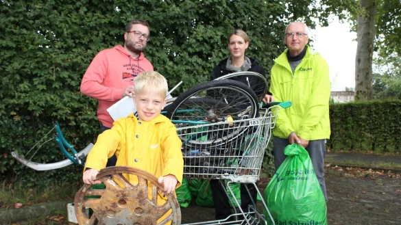 Volker Wehmeier, Maximilian, Irina Reiling und Ralf Plewnia (von links) von der BUND-Ortsgruppe Bad Salzuflen haben viel M&uuml;ll in den Hoffmannswiesen gefunden. - &copy; Sandra Castrup (LZ)