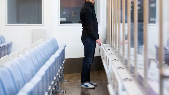 Sven Lau wurde 2017 vor dem Oberlandesgericht Düsseldorf verurteilt. Jahre später wollte er Personen aus der Salafisten-Szene ebendiesen Ort zeigen. - © dpa