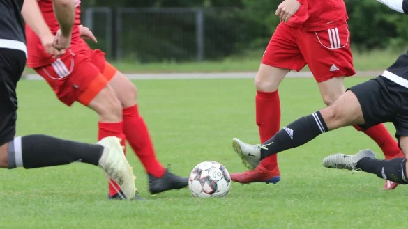 Zweikampf auf dem Fu&szlig;ballplatz: Immer h&auml;ufiger enden Schiedsrichter-Entscheidungen mit Beleidigungen oder sogar k&ouml;rperlichen Attacken. - &copy; Symbolfoto: Oliver K&ouml;nig
