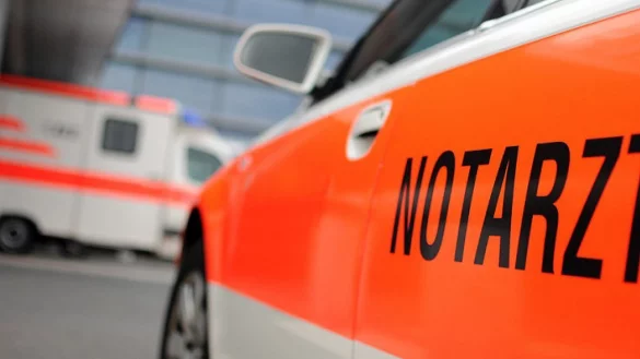 Die junge Frau hatte die Stra&szlig;e trotz "Fu&szlig;g&auml;nger-Rot" &uuml;berquert. - &copy; dpa