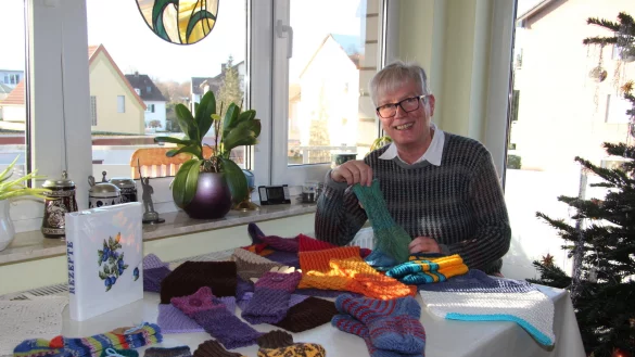 Karin Foerster zeigt Strick- und Stickgeschenke, die die Damen im Handarbeitskreis der AWO Lage erstellt haben. - &copy; Cordula Gr&ouml;ne