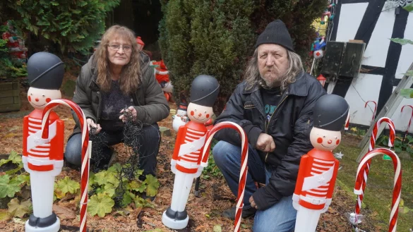 B&auml;rbel und Werner Reibeholz schm&uuml;cken Haus und Grundst&uuml;ck bereits seit Mitte September. Vom kommenden Wochenende an erstrahlt die Masper Stra&szlig;e 5 in Tintrup.&nbsp; - &copy; Michaela Wei&szlig;e