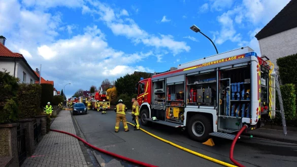 Die Hagensche Straße war lange gesperrt. Es hat in einem Zweifamilienhaus gebrannt. - © Freitag TV