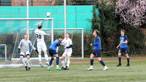 Wie für das von Moritz Stenten gehütete Lemgoer Tor, diesmal steigt Leopoldshöhes Jan-Moritz Reh zum Kopfball hoch. - © Oliver König
