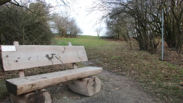 Wanderer brauchen auch mal eine Pause. Doch derzeit sollte man lieber Abstand voneinander nehmen, um das Ansteckungsrisiko zu minimieren. - &copy; Carolin Brokmann-F&ouml;rster