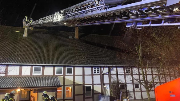 Aufgrund eines Kaminbrands muss mit Hilfe der Drehleiter der Schornstein des Hauses gereinigt werden. - © Feuerwehr Extertal