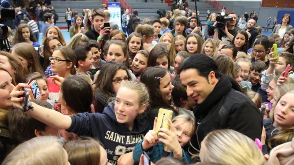 Umgeben von Schülern des HVG: Bülent Ceylan. - © Bernhard Preuss