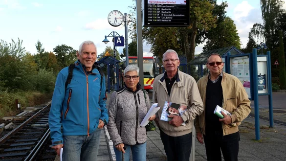 Forderungen: Willi W&auml;chter (links) und Margret Klinke fordern Verbesserungen f&uuml;r den Bahnhof in Asemisssen. Sie werden dabei vom Verkehrspolitiker Siegfried Habicht und vom Behindertenbeauftragten der Gemeinde, Wolfgang Glauer, unterst&uuml;tzt - &copy; Thomas Dohna