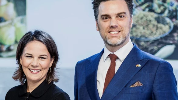 Au&szlig;enministerin Annalena Baerbock und der lippische Bundestagsabgeordnete Robin Wagener im vergangenen Herbst in Samarkand (Usbekistan). - &copy; Florian Gaertner/photothek.de