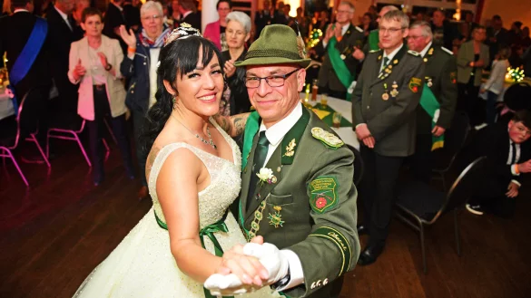 Königin Jessica Kalze und König Rene Kalze eröffnen den Frühlingsball - © Nicole Ellerbrake