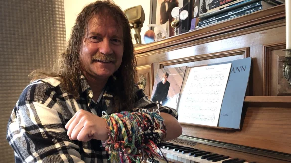 Stilecht: Mit Holzf&auml;llerhemd und Freundschaftsb&auml;ndern sitzt Dirk Maron am Klavier. - &copy; Sven Kienscherf