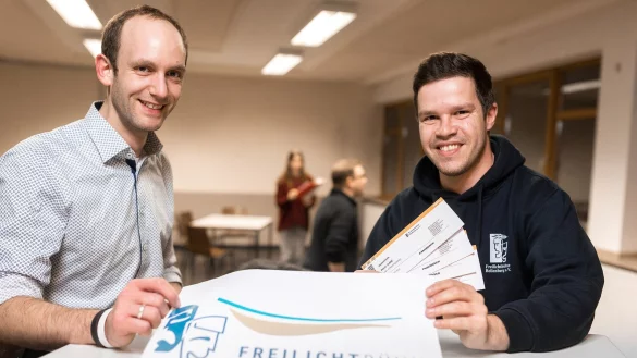 Die Werbeleiter der Freilichtb&uuml;hne, Marco (links) und Marcel Plate, pr&auml;sentieren die ersten Karten dieses Jahres und das neue Logo der B&uuml;hne. - &copy; Foto: Gocke