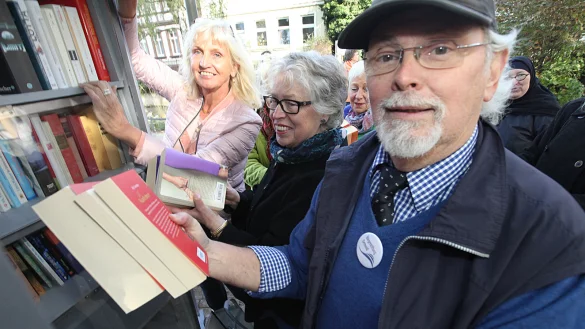 Meier-Ehlers, Brakemeier und Peter-Uwe Witt vor dem B&uuml;cherschrank. - &copy; Gerstendorf-Welle