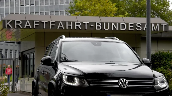 Volkswagen vor Kraftfahrt-Bundesamt - &copy; Foto: Carsten Rehder