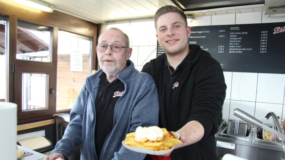 Kurt Schildmann (links) und Nico Schulz sind bei &bdquo;Littis Grill" in Leopoldsh&ouml;he f&uuml;r die Zubereitung der knusprigen Fritten zust&auml;ndig. - &copy; Kirsten Fuhrmann