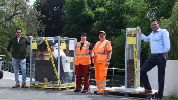 Zwei Installationen an der Ameide, aus Zigarettenstummeln und wildem M&uuml;ll, sollen die B&uuml;rger dazu anregen, ihre Stadt sauberer zu halten. Nuno Ferreira (von links), Jennifer St&ouml;we und Ingeborg Mack Nutsch von der Stadtreinigung sowie B&uuml;rgermeister Frank Hilker w&uuml;nschen sich, dass das klappt. - &copy; Raphael Bartling