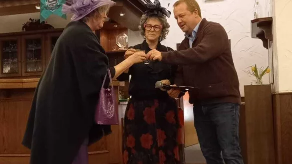 Antje Stock (links) und Sabine Arning von den
„Teimeristen“ werben für ihr Theaterstück „Senioren Roulette“. Als Dank gab es einen lippischen Wacholder vom Vorsitzenden Mario Hecker. - © Claudia Meßner