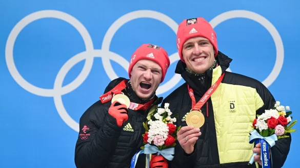 Francesco Friedrich (l) und Thorsten Margis freuen sich bei der Siegerehrung &uuml;ber olympisches Gold. - &copy; Robert Michael/dpa-Zentralbild/dpa