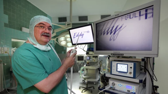 Der Gyn&auml;kologe Dr. Olaf Baumann h&auml;lt die endoskopische 3-D-Kamera in den H&auml;nden, mit der in den K&ouml;rper eingedrungen
wird. Mit der passenden Brille bekommt das Doppelkonturbild auf dem Schirm r&auml;umliche Tiefe. - &copy; Bernhard Preuss