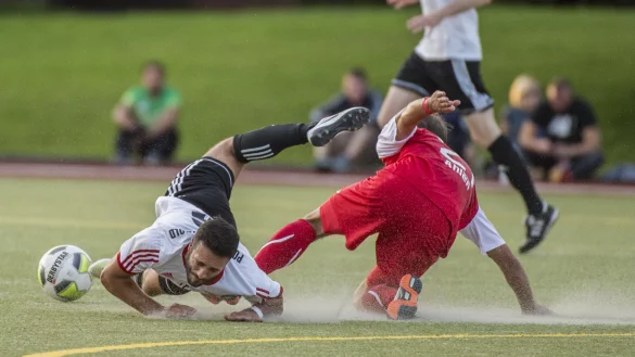 Gut gek&auml;mpft - In dieser Szene wird der Postler Enis C&ouml;mert (wei&szlig;) durch den Ahlener Rouven Meschede mittels Gr&auml;tsche unfair vom Ball getrennt. - &copy; Foto: Egon Penner.