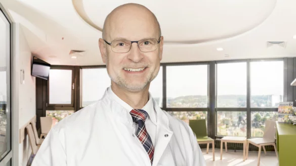 Werner Bader, Chefarzt der Gyn&auml;kologie im Klinikum Bielefeld, infizierte sich Ende M&auml;rz mit dem Coronavirus. Nach sechs Monaten arbeitet er wieder Vollzeit. - &copy; Martin Larius