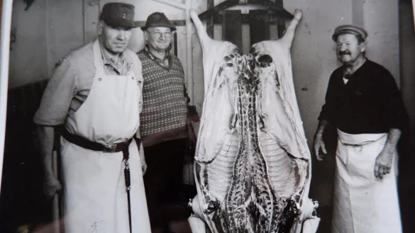 Bilder aus alten Zeiten: Ernst Wentker (links) bei einer Hausschlachtung. - &copy; Fotorechte: Ernst Wentker/Repro: Lorraine Brinkmann