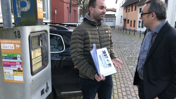 Bauingenieur Max Lesemann (links) und Baudirektor Markus Baier sprechen in der Walterstra&szlig;e &uuml;ber die Ergebnisse aus Lesemanns Untersuchung. Darin widmet sich der Lemgoer dem Potenzial f&uuml;r eine Park-&-Ride-Anlage in der Stadt. - &copy; Till Brand