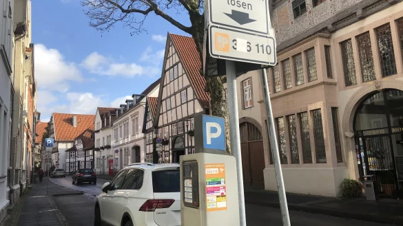 Ein Parkautomat in der Papenstra&szlig;e. Hier k&ouml;nnen Autofahrer ein Handyticket &bdquo;ziehen". - &copy; Till Brand