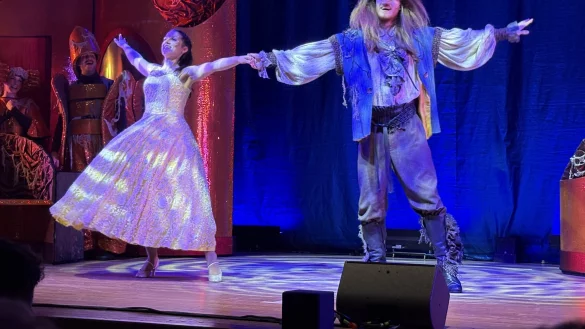 Das Eis bricht: Der als Biest verfluchte Prinz Pierre und Belle tanzen auf der Bühne der Konzerthalle miteinander. - © Jan Schillmann