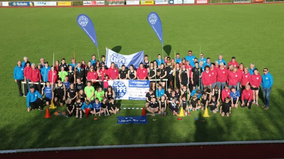 Eine starke Leichtathletik-Truppe: Mitglieder der LG Lippe-Süd aus verschiedenen Generationen stellen sich für den LZ-Fotografen auf. - © Guntmar Wolff