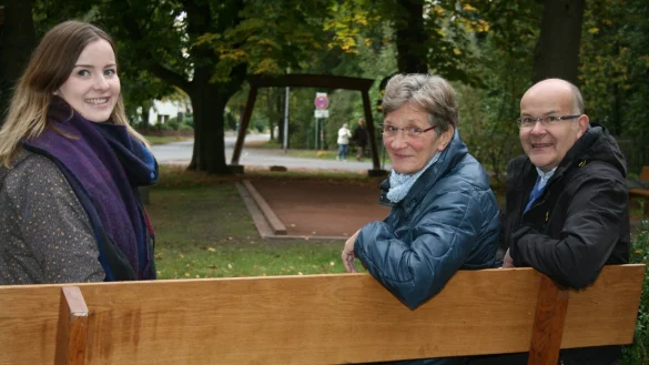 G&ouml;nnen sich nur selten eine Verschnaufpause: Benita Henning, Margret G&ouml;vert sowie Olaf Henning (von links) vom Vorstandsteam des B&uuml;rgertreffs Waddenhausen. - &copy; Sandra Castrup