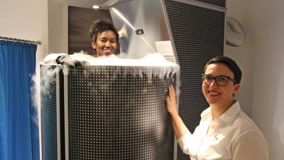 Eisige Behandlung: Rose Sch&auml;fer steht in der eiskalten Kryosauna in Detmold. Regelm&auml;&szlig;ig l&auml;sst sie sich von Gundi Hartmann (rechts) schockfrosten. - &copy; Kirsten Fuhrmann