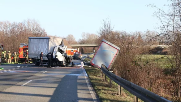 Auf der Bundesstra&szlig;e sind zwei Lastwagen und ein Auto verungl&uuml;ckt. - &copy; Marc Schr&ouml;der