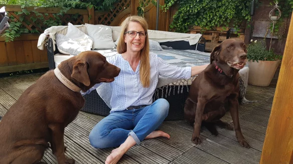Ein Leben ohne Hunde kann sich die Br&uuml;ntruperin Susanne Kleemann kaum vorstellen. Die beiden Labradorh&uuml;ndinnen Paula und Emma geh&ouml;ren zur Familie.&nbsp; - &copy; Marianne Schwarzer