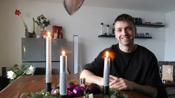 Curtis Pre&szlig; mit dem Adventskranz in seiner aktuellen Wohnung. Als F&uuml;nfj&auml;hriger hat er einen solchen Adventskranz brennen sehen und Schlimmeres verhindert. - &copy; Alexandra Schaller