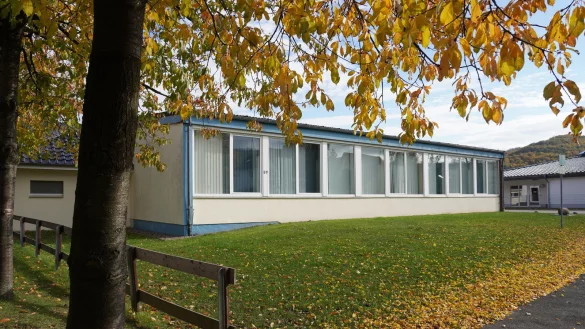 Dieser Rest der ehemalige Elbrinxer Grundschule, der zurzeit von der L&uuml;gder Musikschule genutzt wird, muss entweder saniert werden oder er wird abgerissen. Der TSV will ihn erhalten, in Eigenregie &uuml;bernehmen und umwidmen. Die Kosten daf&uuml;r will der Verein aus dem Landeszuschussprogramm &bdquo;Moderne Sportst&auml;tten 2022&ldquo; decken. - &copy; Michaela Wei&szlig;e