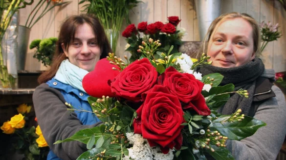 Rote Rosen sind der Klassiker, um Liebe durch die Blume sprechen zu lassen. Dazu vielleicht noch ein kleines Herz, dann ist die Botschaft unmissverst&auml;ndlich, meinen Constanze Vernaleken (links) und Tanja Dill von Blumen M&ouml;ller. - &copy; Bernhard Preuss