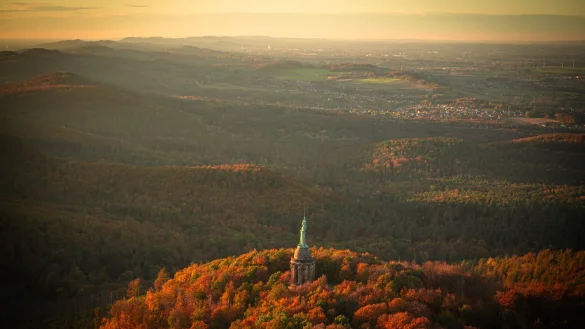 Majest&auml;tisch ragt der Herrmann aus dem bunten Teuto heraus. Dieses wundersch&ouml;ne Bild stammt von LZ-Leserin Mona-Lisa Baier. - &copy; Mona-Lisa Baier