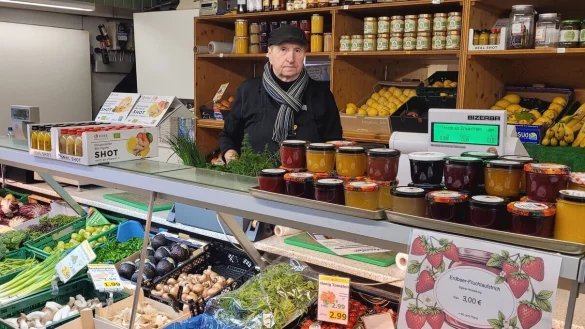 Mit Ehefrau Cornelia bietet Gerhard Henrich seit &uuml;ber 50 Jahren Gem&uuml;se und Obst an. Er hat das Gesch&auml;ft von seinem Vater &uuml;bernommen. - &copy; Katrin Kantelberg