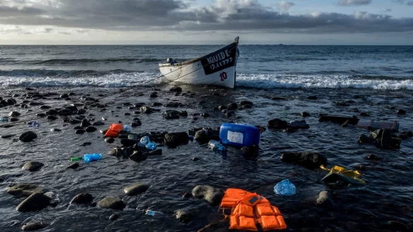 Ein Holzboot an der K&uuml;ste der kanarischen Inseln - &copy; Foto: Javier Bauluz/AP/dpa/Archivbild