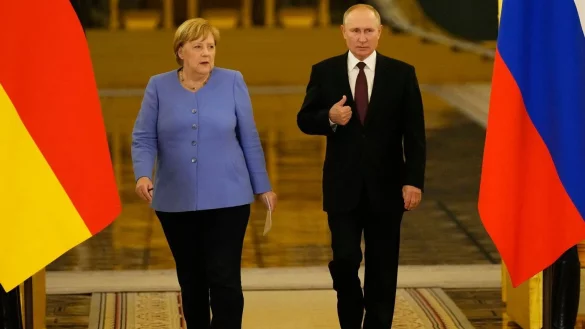 Kanzlerin Merkel in Russland - &copy; Foto: Alexander Zemlianichenko/AP/dpa