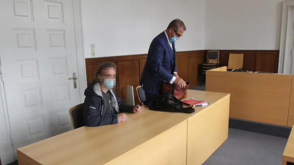 Der Jaguarfahrer im Gerichtssaal. Der Mann erkl&auml;rt, dass er die Folgen des t&ouml;dlichen Unfalls bedauert, sich allerdings keiner Schuld bewusst sei. - &copy; Ulf Hanke