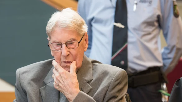 Das Archivbild zeigt den ehemaligen SS-Wachmann Reinhold Hanning im Landgericht Detmold. Das Gericht hatte ihn zu fünf Jahren Haft verurteilt. Das Urteil ist nie rechtskräftig geworden. - © dpa